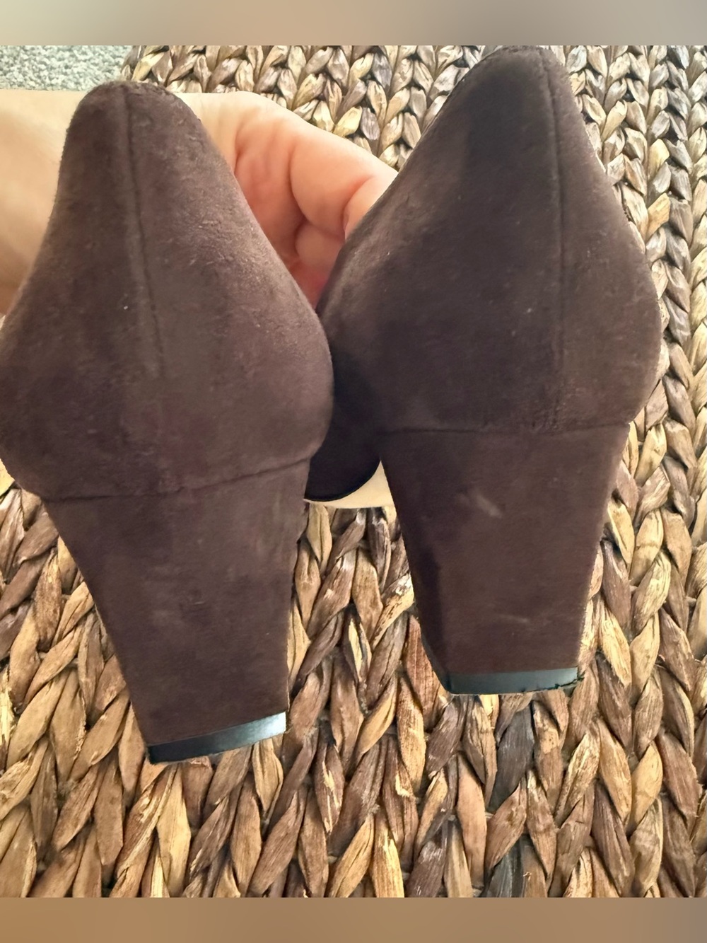 Manolo Blahnik Okkatopla 50 Dark Brown Suede Pumps - Picture 5 of 7